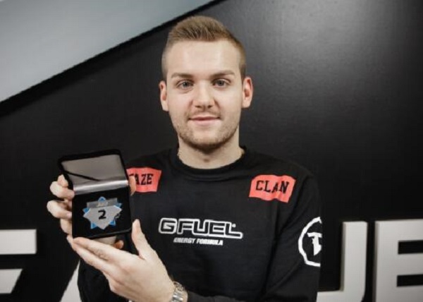 LOL移动游戏代言人王俊凯送上新年祝福：祝大家新年快乐！